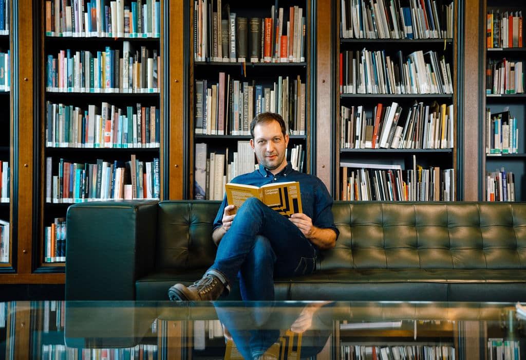Experte für Unternehmenssprache liest Corporate Language Buch